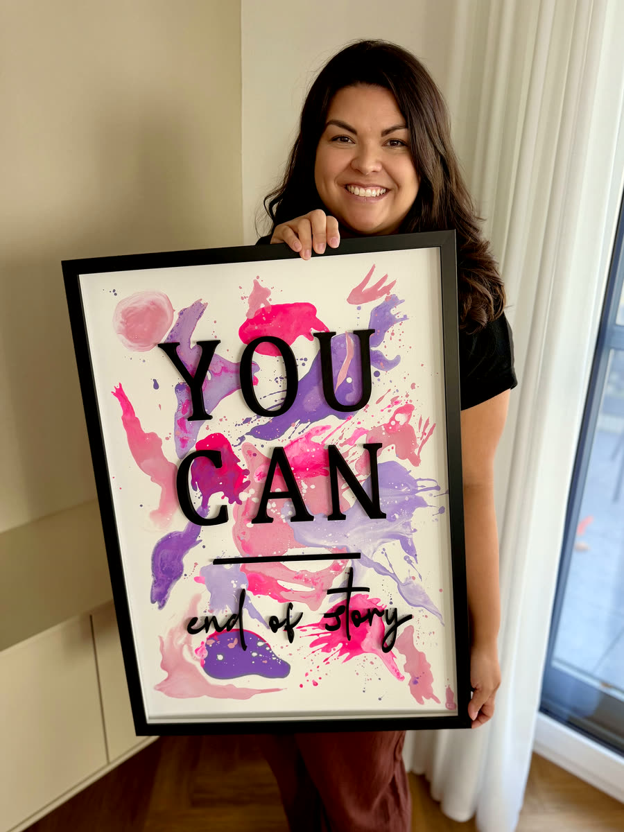 Christine Reuter hält das fertige Bild "You can — end of story"