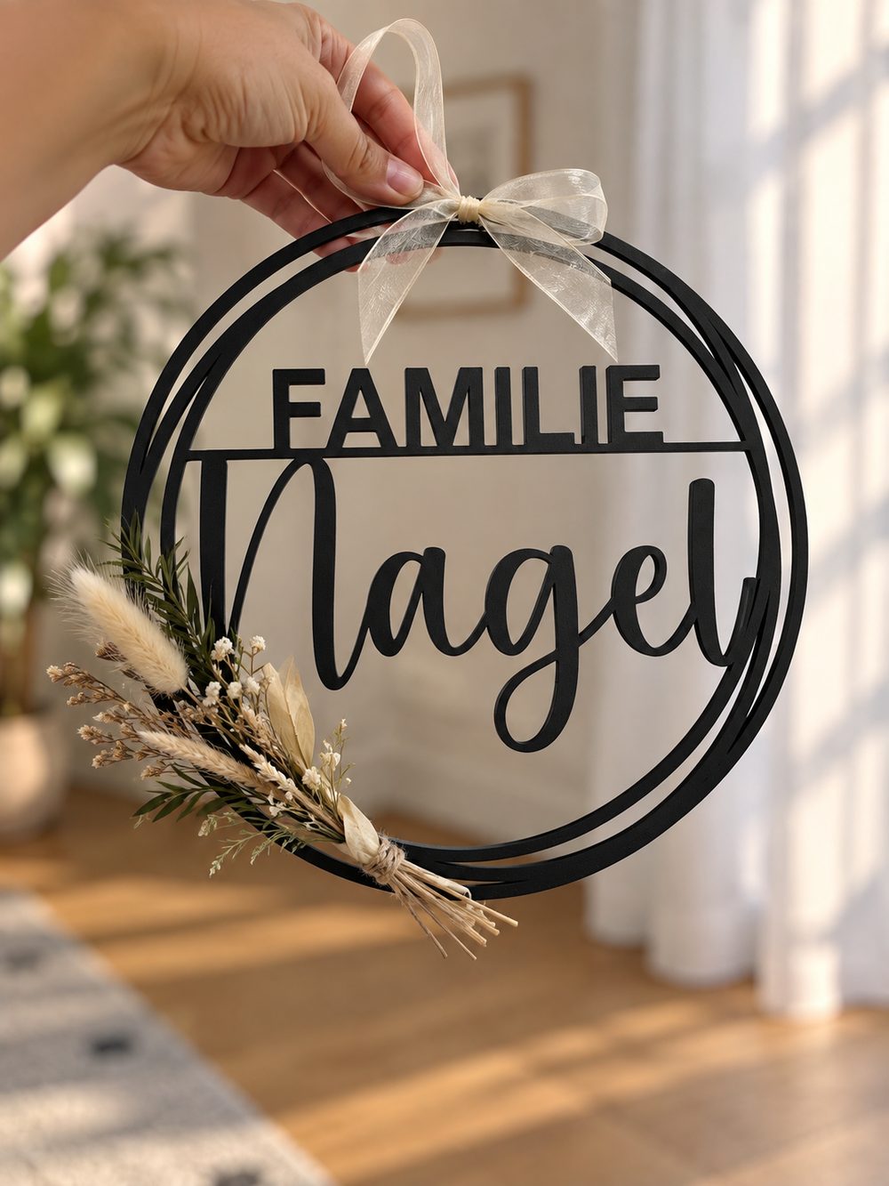 Türschild "Familie Nagel" mit Trockenblumen als Beispiel für ein personalisiertes Namensschild