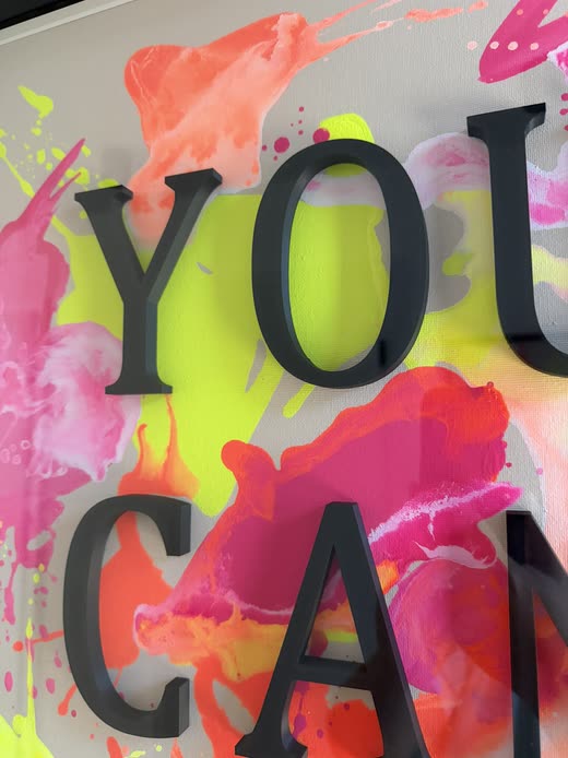 Nahaufnahme: plastischer Schriftzug "YOU CAN" wirft Schatten auf die Leinwand