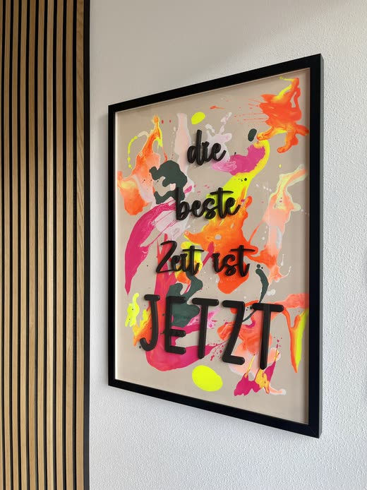 Tiefgang-Bild "die beste Zeit ist JETZT" an der Wand