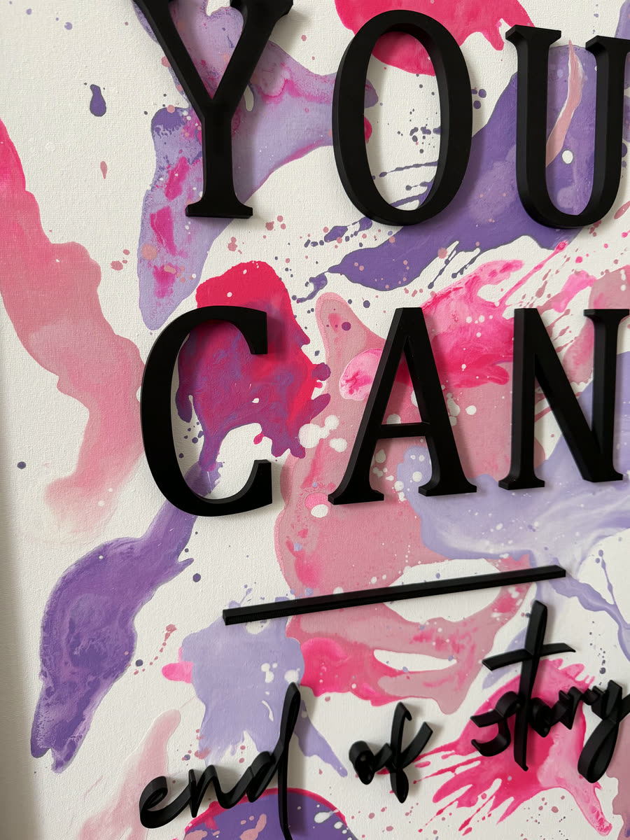 Nahaufnahme: plastischer Schriftzug "YOU CAN" auf rosa Acryl