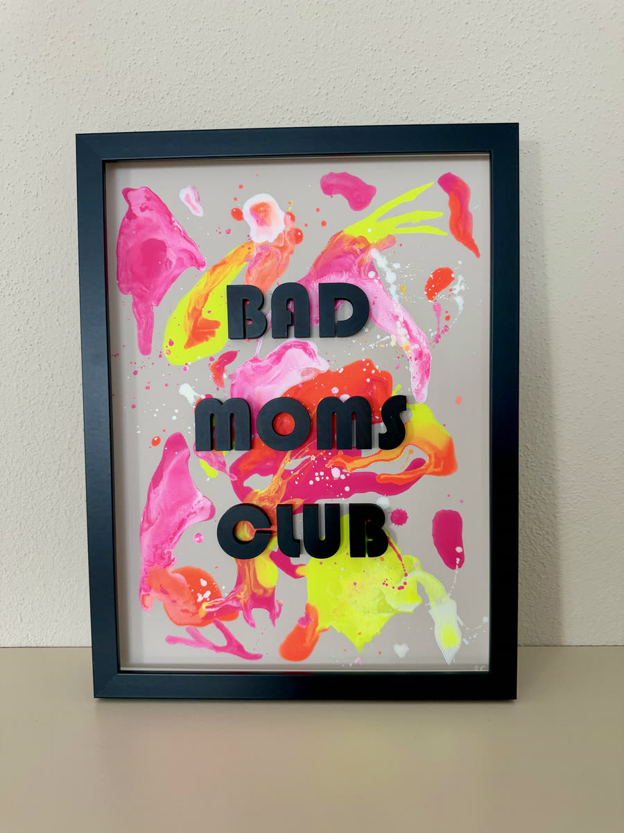 Acrylbild in Neonfarben mit plastischem Schriftzug "Bad Moms Club" im schwarzen Rahmen