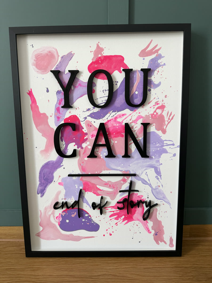Acrylbild in Rosa und Lila mit plastischem Schriftzug "You can — end of story" im schwarzen Rahmen